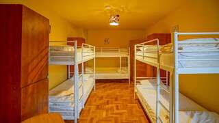 Хостелы Kismet Dao Hostel Брашов Односпальная кровать в общем номере с 6 кроватями-5
