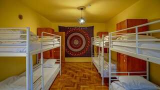 Хостелы Kismet Dao Hostel Брашов Односпальная кровать в общем номере с 6 кроватями-9