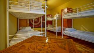 Хостелы Kismet Dao Hostel Брашов Односпальная кровать в общем номере с 6 кроватями-10
