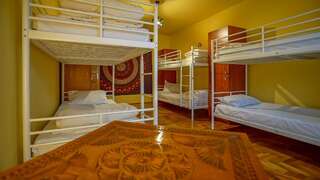 Хостелы Kismet Dao Hostel Брашов Односпальная кровать в общем номере с 6 кроватями-2